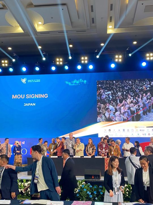 MoU signing session with potential buyers from Japan at the 41st Trade Expo Indonesia